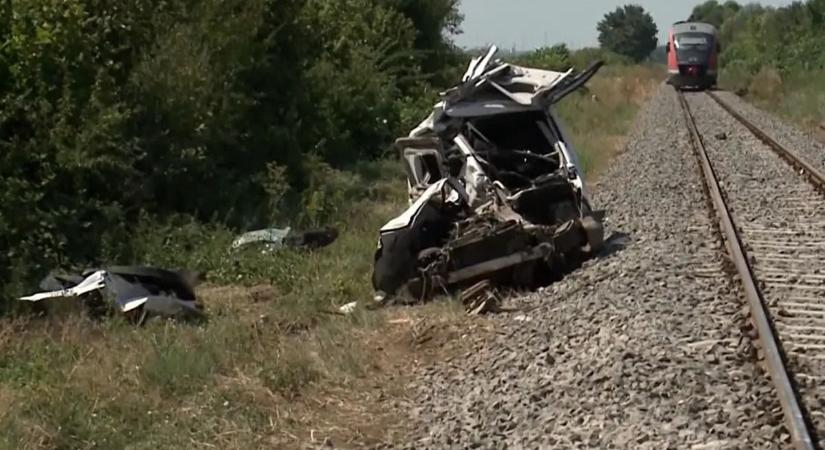 Horrorisztikus vonatbalesetben ketten haltak meg Nagypeterdnél