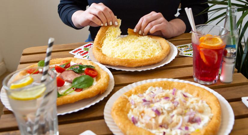 5 tuti lángosozó, ha nem akarsz kimaradni a sajtos-tejfölös őrületből