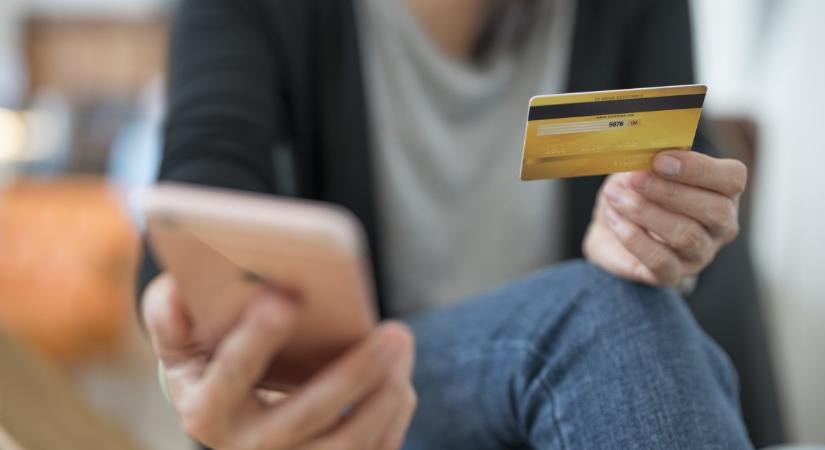 Szakértők szerint ennyi pénzt tarts a bankszámládon