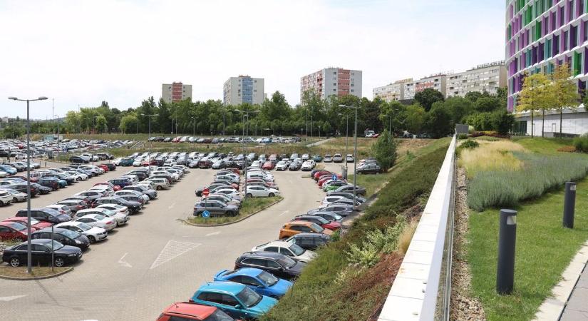 Ennél a hajdú-bihari parkolásnál még a gyalogosok jogai sem érdekesek - fotóval!