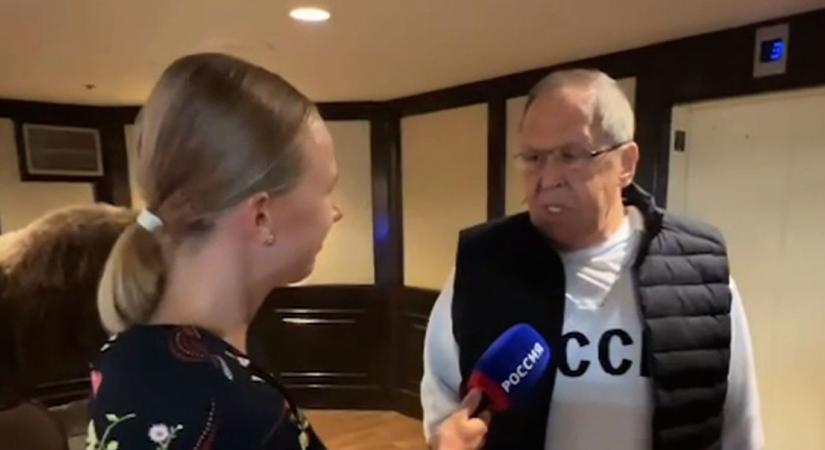 A stílusikon Szergej Lavrov Szovjetunió feliratú pólóban érkezett meg Alaszkába