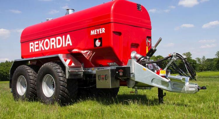Modern hígtrágya-kezelés GRP tartályos REKORDIA szivattyús kocsival