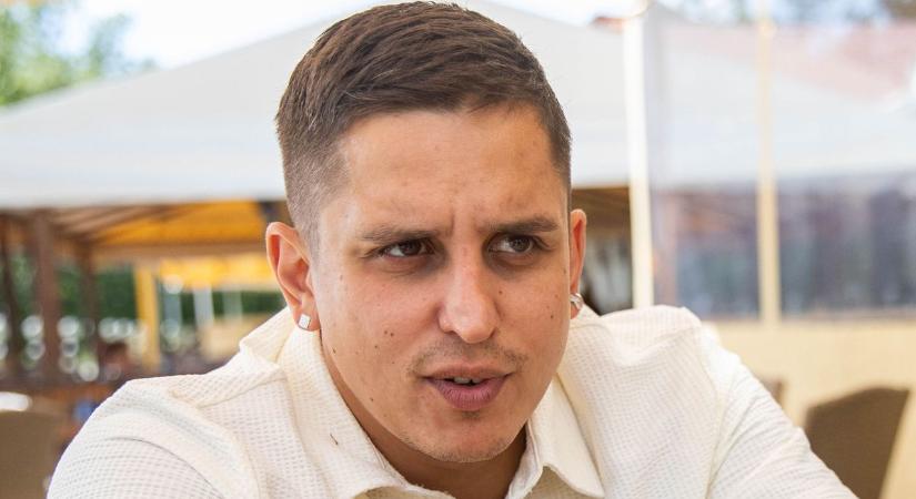 Aurelio szerelme bevállalós ruhában villantott