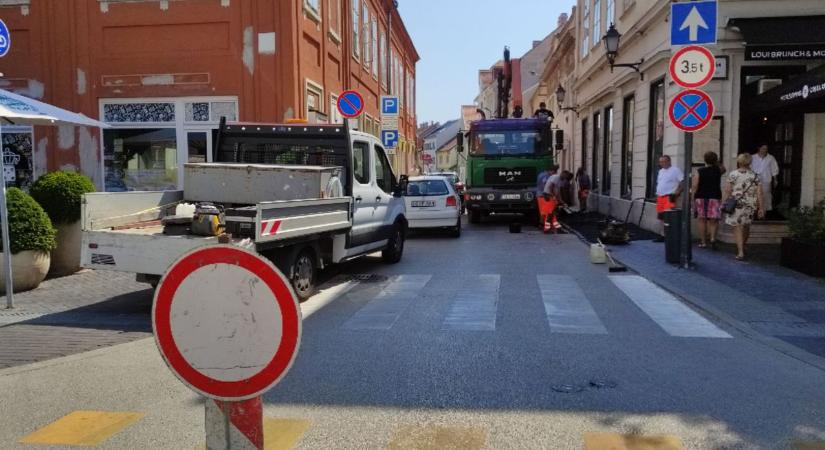 Ezért zárták le a soproni utcát
