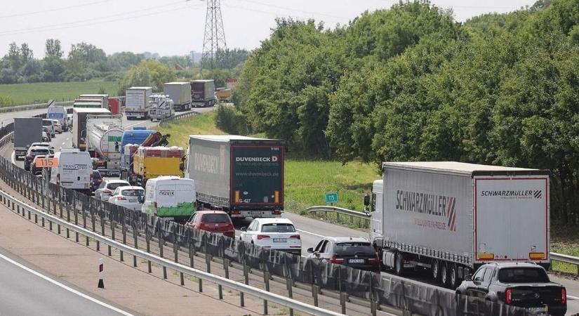 Brutális baleset az M3-as autópályán! Több kilométeres araszolásra kell számítani! Jól gondolja át, mikor indul útnak!