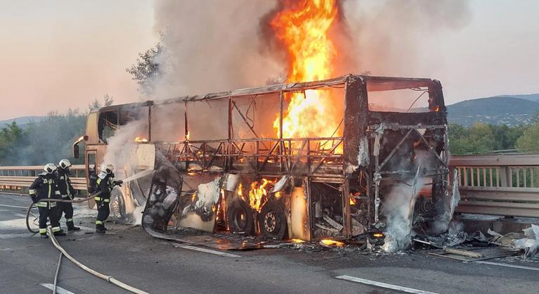 Akcióban a tűzoltók, videóra vették, ahogy oltják az M0-son lángoló autóbuszt