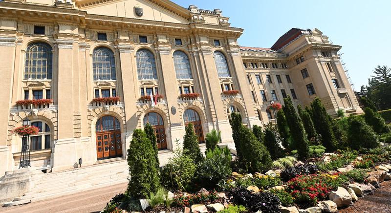 Virágszigetek díszítik a Debreceni Egyetem előtti teret