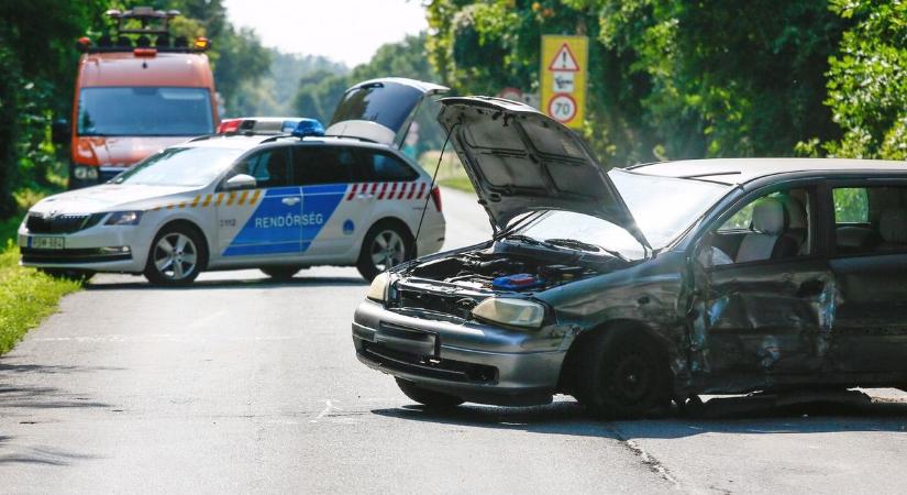 Villanyoszlopnak ütközött, majd az árokban végezte egy autó Szolnoknál, többen is megsérültek