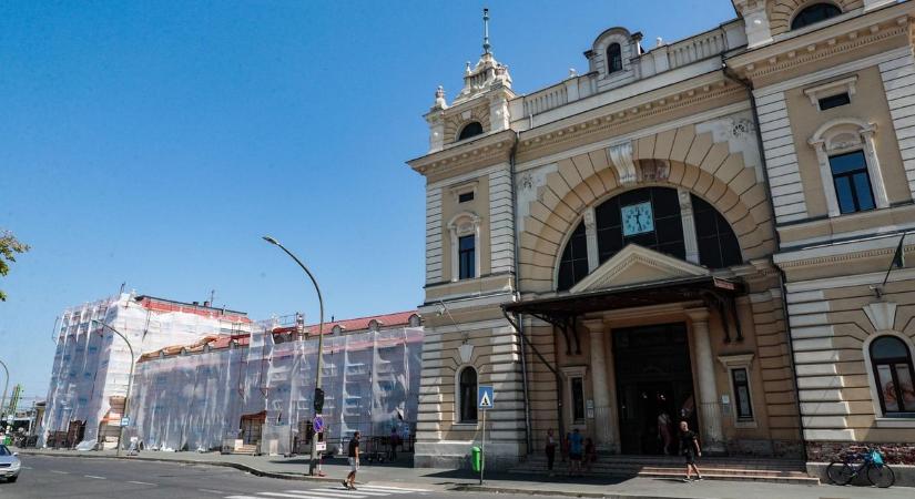 Elkezdődtek a felújítási munkálatok: felállványozták a szombathelyi vasútállomást