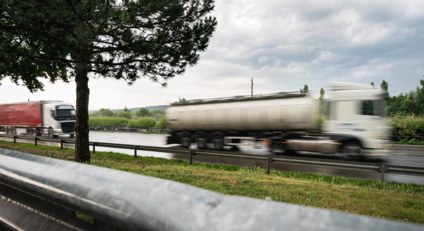 Időszakosan feloldják a hétvégi kamionstopot a rendkívüli hőség miatt