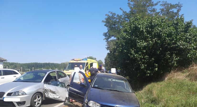 Vészhelyzet Kőlaposnál: súlyos ütközés a főúton, mentők érkeztek a helyszínre! (fotókkal)