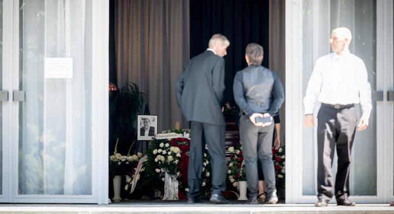 Százak kísérik utolsó útjára Schmuck Andort