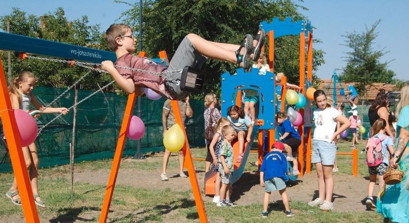 „A nevetésük a legszebb visszajelzés” – saját forrásból újították fel a játszóteret – fotók