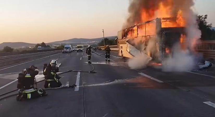 „Na, ilyet nem mindennap látsz” – videón, ahogyan a tűzoltók megpróbálnak eloltani egy lángokban álló buszt
