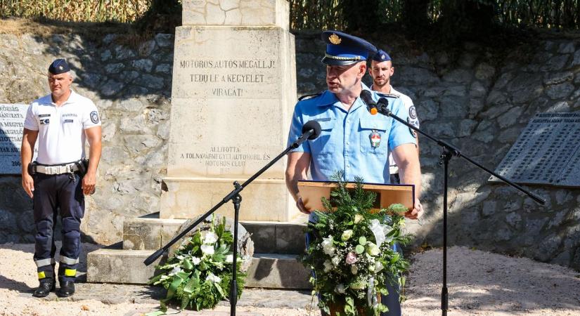 Az emlékezés friss virágai figyelmeztetik az arra járókat a mulandóságra (képgalériával)