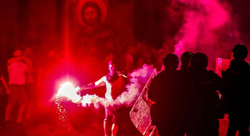 Felgyújtották a kormányzó Szerb Haladó Párt (SNS) helyi irodáját Újvidéken