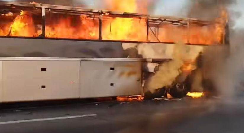 Hatalmas lángokkal égett – gyerekek is utaztak a buszban, amely kigyulladt az M7-es autópályán (megrázó videó)