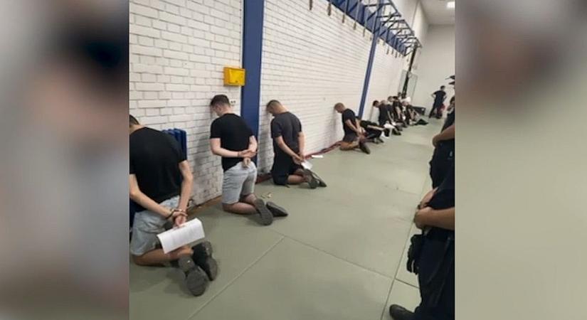 Térdelő, fejüket falnak támasztó, megbilincselt fiatalokról tett közzé felvételeket a rezsimhű sajtó