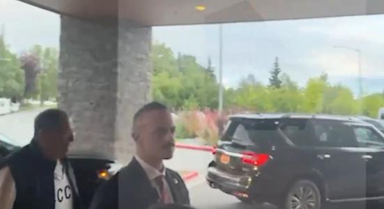 Provokáció? Mindenki ledöbbent, milyen ruhában jelent meg Putyin minisztere Alaszkában