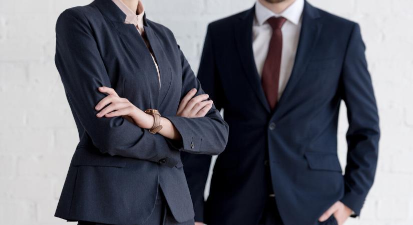 Inget, sminket, hajhosszt is előírhat a főnököd? Ezt jó, ha tudod, sokszor visszaélnek vele