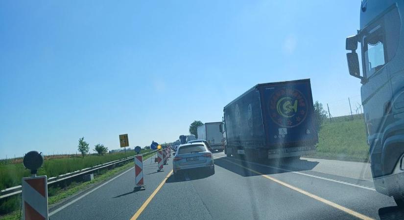 23 km gigadugó az M1-esen, pokoli, ami most Tatánál van