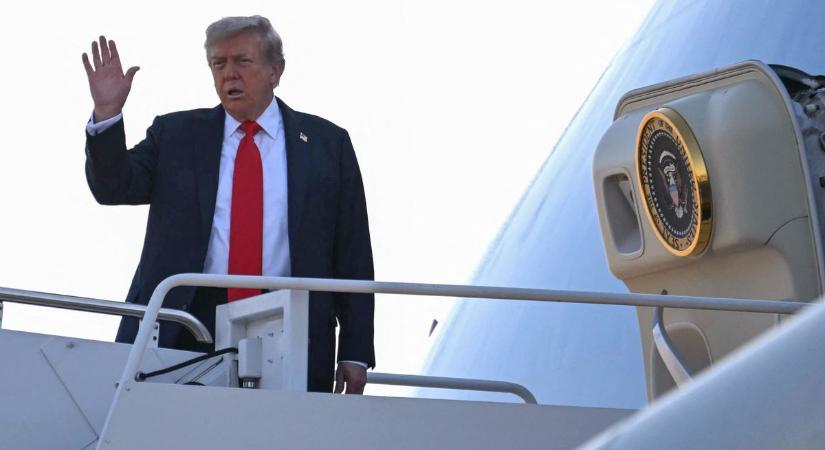 Trump úton van Alaszkába: végső nyilatkozatott tett Ukrajnáról az Air Force One fedélzetén