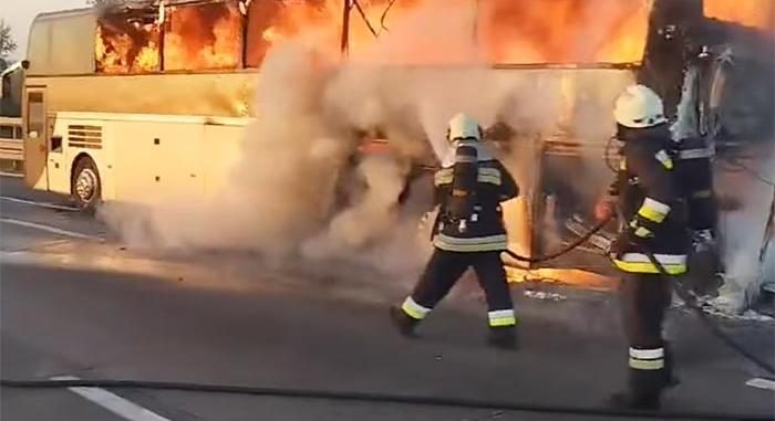 Videón az M0-son pokoli lángokkal égő busz oltása