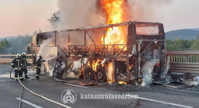 Drámai felvétel! Így küzdöttek a lángokkal a tűzoltók az M7-esen (videó)