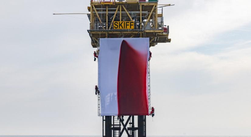 Tengeri gázkitermelő toronyra csempészték fel a világhírű művész tiltakozó munkáját a Greenpeace aktivistái