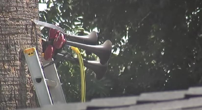 Vonatkürtöt bömböltetve kínozta szomszédait egy férfi