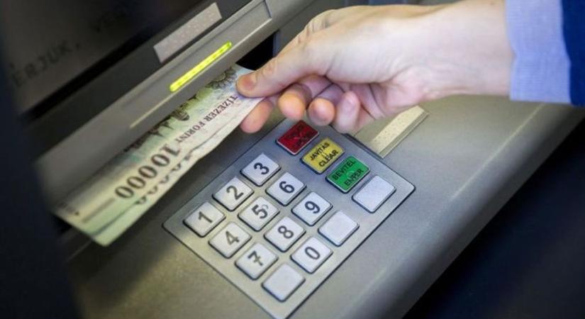 Rendőrségi megerősítés: kifosztottak egy belvárosi bankautomatát