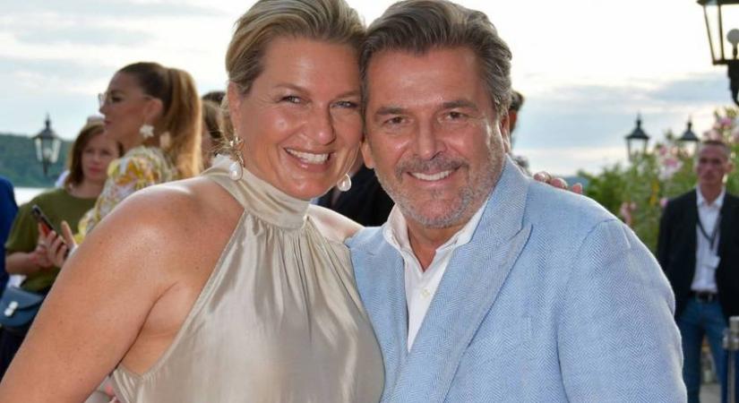 Thomas Anders 52 éves felesége fürdőruhába bújt: Claudia szexi dekoltázst villantott