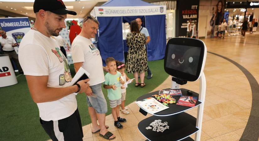Kibervédelem az Árkádban - Robotot kérdezhettek a látogatók - fotók