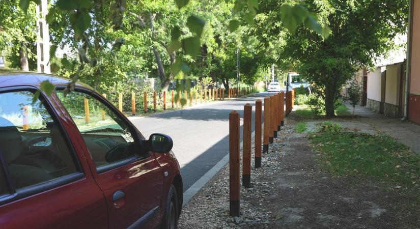 Kevés parkolóhely a Dugonics temető mellett – válaszolt az önkormányzat