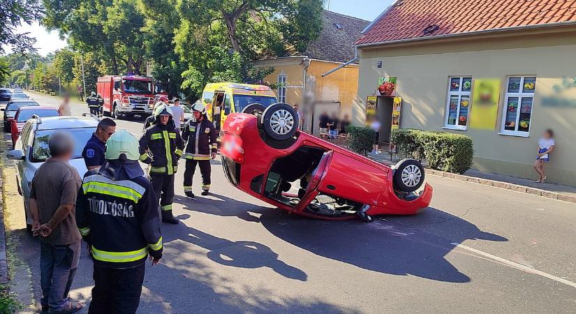 Képeken mutatjuk a Makón felborult autót