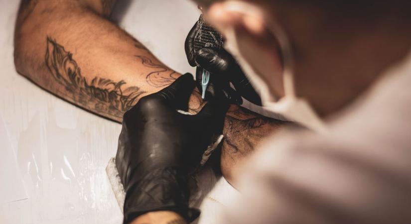 Bizarr emlék: levágta meghalt férje tetoválását, és a házban tartja a feleség
