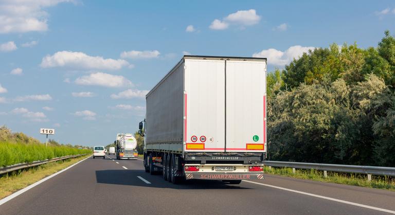 Időszakosan feloldják a hétvégi kamionstopot a hőség miatt