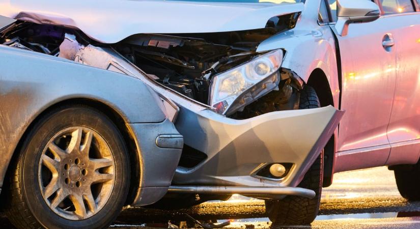 Két jármű ütközött az ötös főúton: torlódásra kell számítani az érintett területen