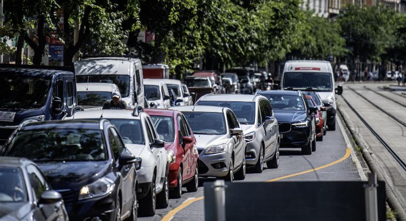 Nem telik új autóra a magyaroknak, a debreceni BMW és a kecskeméti Mercedes árnyékában sokan az esztergomi Suzukit sem engedhetik meg