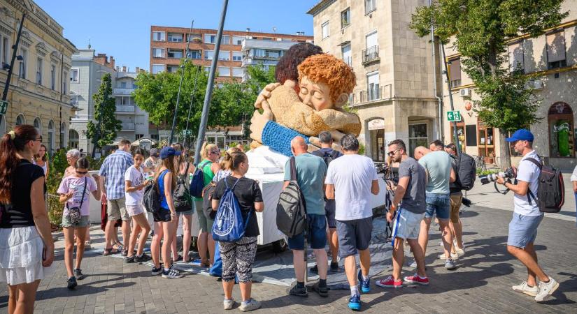 Az ölelés ereje: először díszíthetnek fel együtt a debreceniek egy virágkocsit – fotókkal, videóval