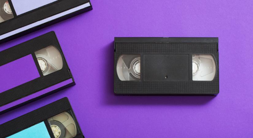 Meglátja a nő a régi VHS-en, mit filmez az apja, és elkerekedik a szeme - Videó