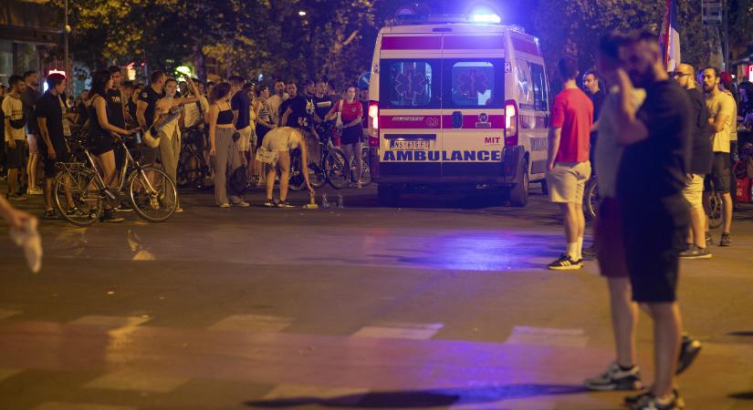 Elsősegélyt nyújtó önkénteseket vegzáltak a szerb rendőrök a tüntetéseken egy egészségügyi szervezet szerint