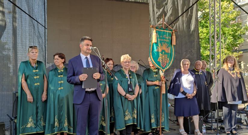 Zászlóforgatókkal nyitották meg Szent István király ünnepét és a Borfesztivált – videóval