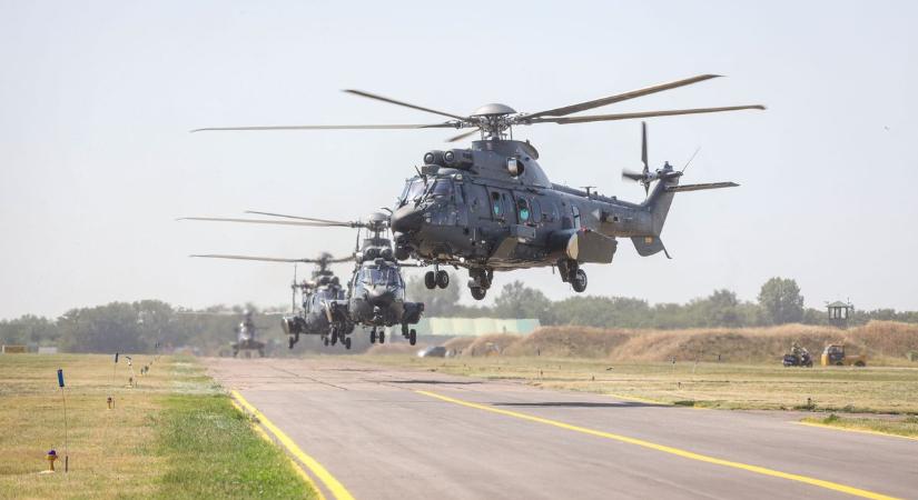 Izgatott gyermekszemek körében tartottak alakulatnapot a szolnoki helikopterdandárnál – galériával, videóval