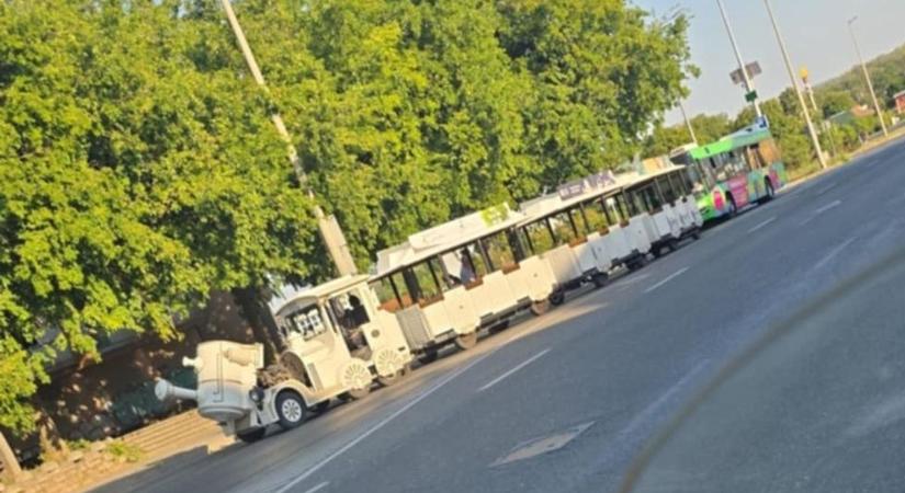 Lerobbant a városnéző kisvonat Pécsen