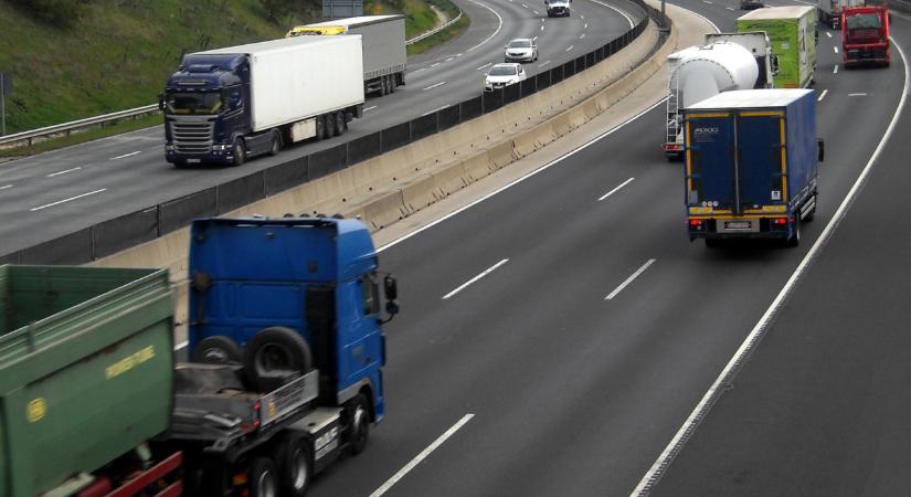 Hőségriadó borítja a közlekedési szabályokat - szabad utat kapnak a kamionok