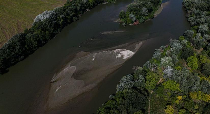 Szigetek szabdalják a Marost, madártávlatból mutatjuk meg a rekord alacsony vízállást