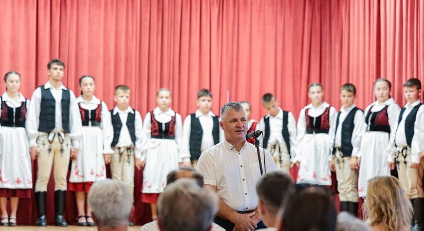 Erdélyi és zombai táncosok előadásán tapsolt a közgyűlés elnöke (fotók)