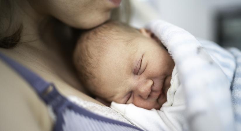 Azt hitte, csak hasgörcse van: 10 órára rá babát szült a 16 éves lány