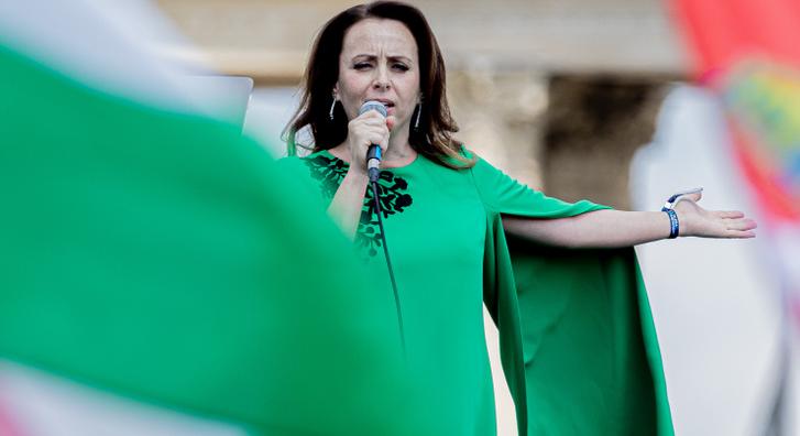 Nagyot nőtt Csézy kislánya, tündéri fotón mutatta meg a féléves Elizabetet